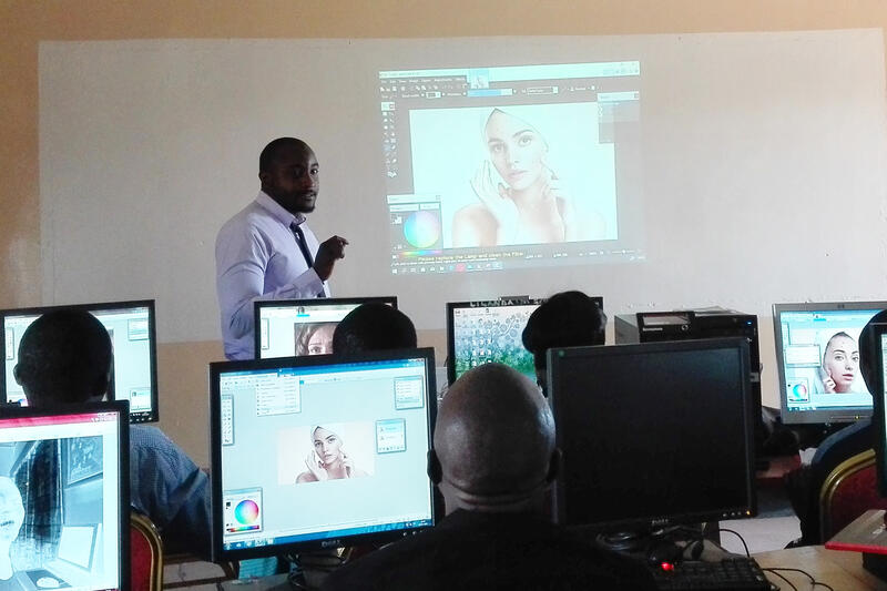 Una lezione alla Lilanda Primary School: ogni studente ora ha a disposizione un computer e le lezioni possono essere più pratiche.