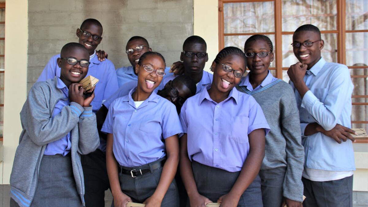 Schülerinnen und Schüler der Sanjo Secondary School mit ihren neuen Brillen (Foto: Regula Käser/Comundo).
