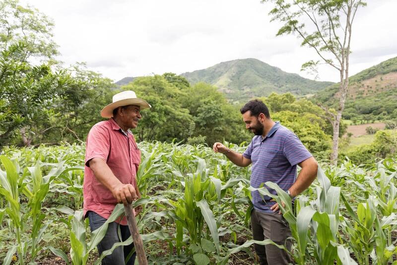 Marco Ventriglia s'est engagé comme coopérant au Nicaragua pour garantir la subsistance des familles de petits paysans comme celle de Don Luis Alfredo. Ensemble, ils vérifient dans un champ si le maïs est prêt à être récolté.