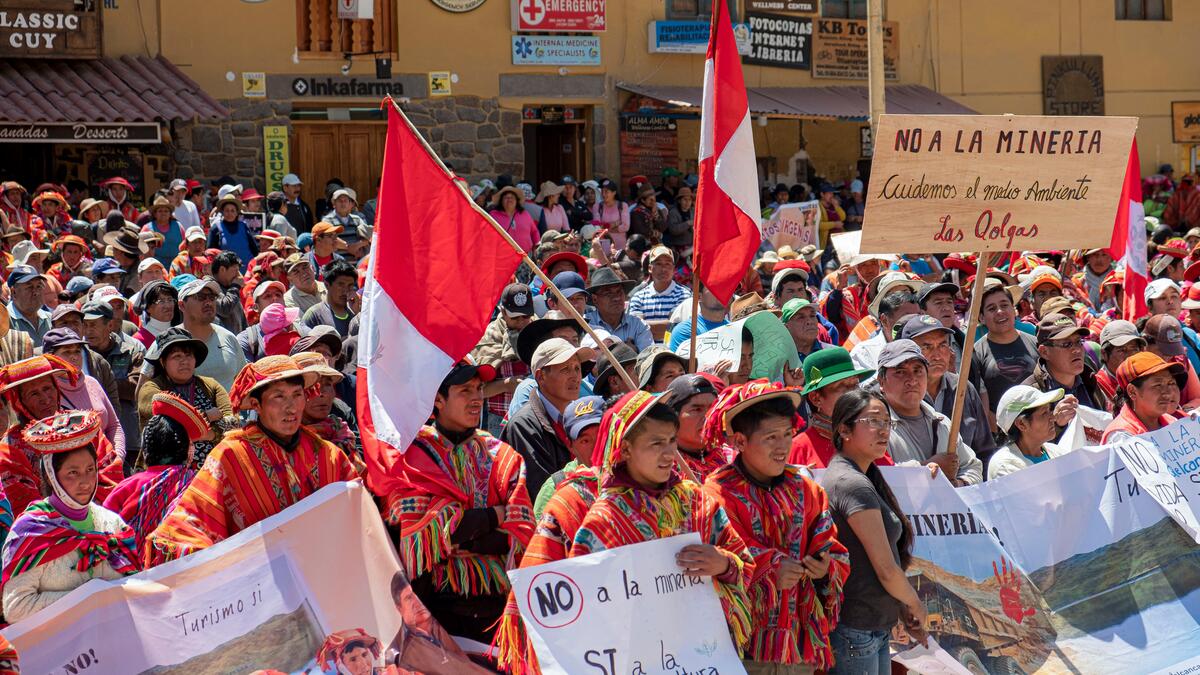 Manifestation pacifique de la population autochtone de la région d'Ollantaytambo contre les concessions minières qui menacent l'agriculture et le tourisme.