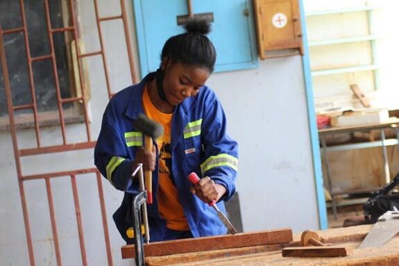 Die 17-jährige Schülerin Purity der 11. Klasse der Kabwe Secondary School bei der Herstellung eines Möbelstücks. 