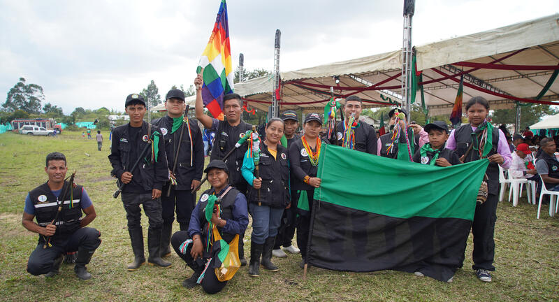 Die grün-schwarze Flagge stammt von einem indigenen Territorium, das sich in der Bota Caucana im Süden des Departamento Cauca befindet; auch sie sind Mitglieder der indigenen Garde.