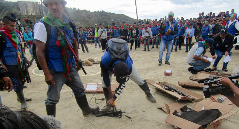 Zerstörung von FARC-Waffen - Mit einer Zeremonie werden eingesammelte Waffen vor aller Augen zerstört.