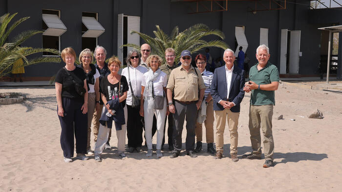 Gruppenbild mit Röbi Koller (rechts) und Comundo-Fachperson Paul Knoblauch (2.v.r.)