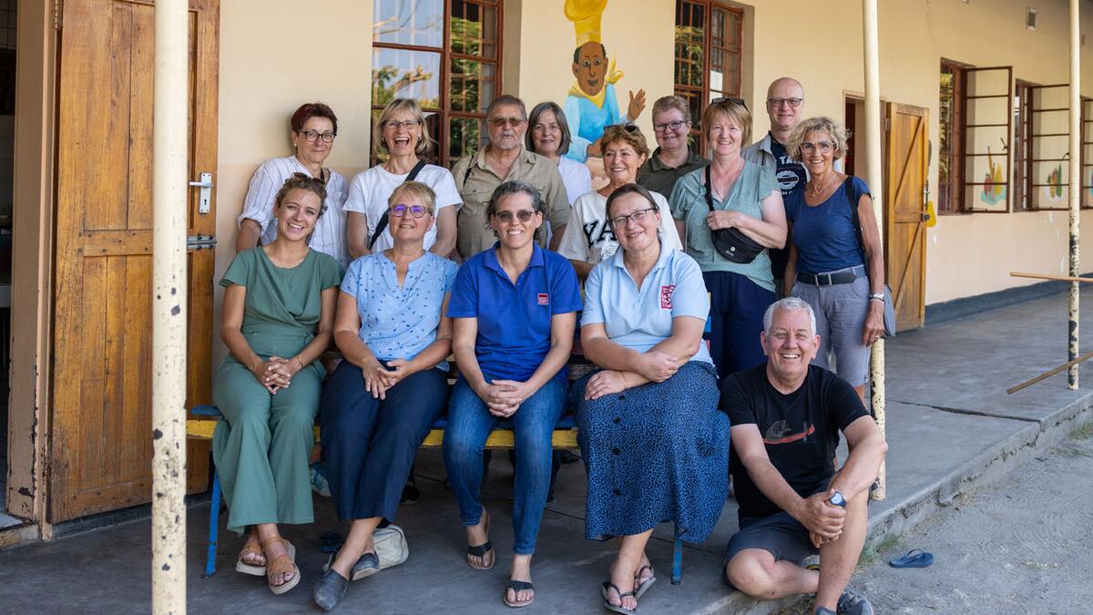 Il gruppo di viaggio di Röbi Koller in Namibia, insieme alle cooperanti Fabienne Strebel (1° da sinistra in basso) e a Cindy Stieger (2° da sinistra in basso).