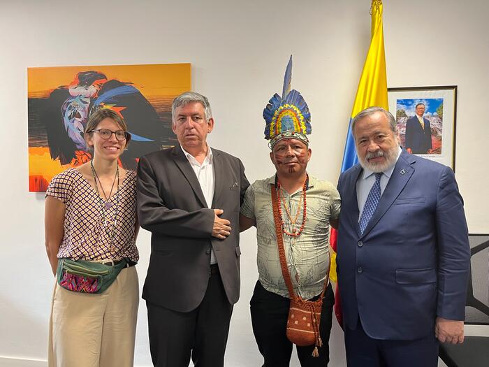 Treffen mit dem kolumbianischen Botschafter in Genf Gustavo Gallon Giraldo (rechts) und dem Berater der ständigen Vertretung Kolumbiens bei den Vereinten Nationen, Ramón Muños Castro (links)