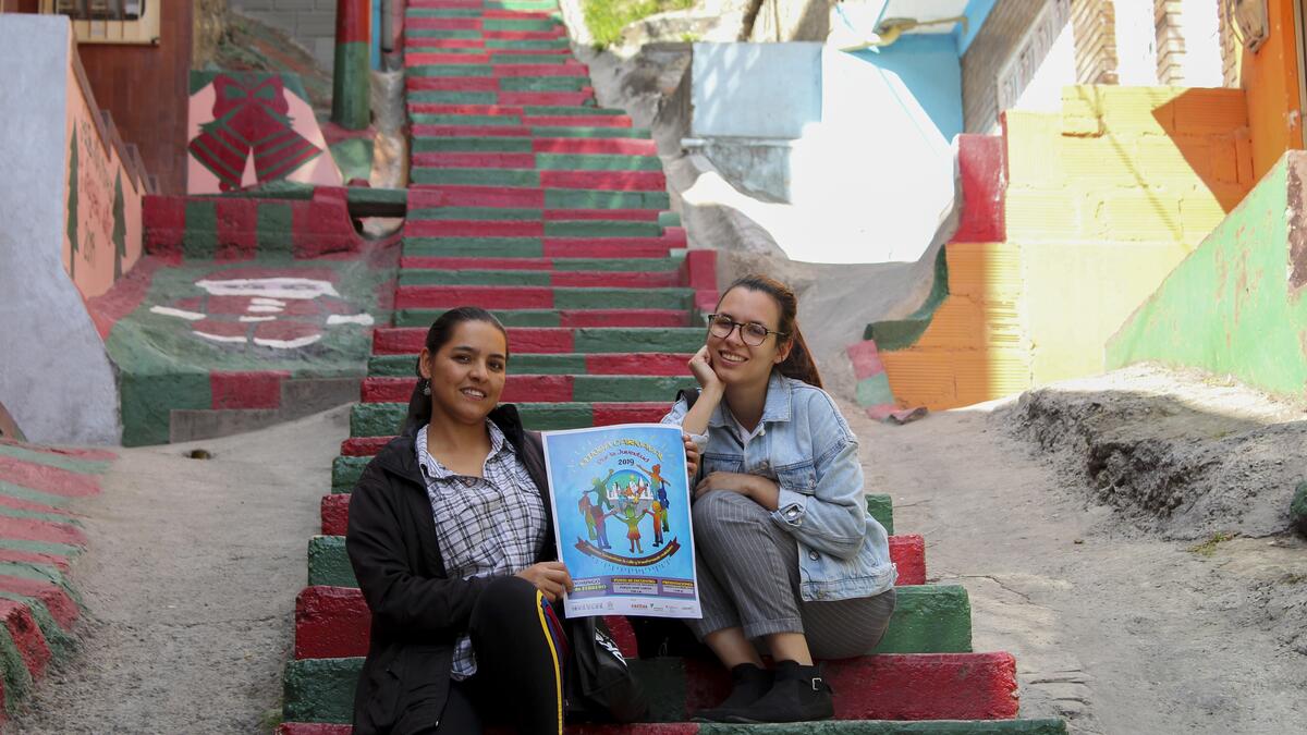 La coopérante Eva Deforel (à droite) a travaillé pour Comundo en Colombie en soutenant les activités de Casitas Biblicas destinées aux femmes, à Bogota.