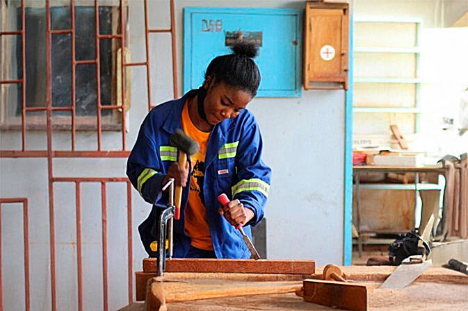 Purity, 17 ans, élève de 11e année à la Kabwe Secondary School, en train de fabriquer un meuble.