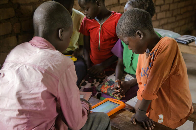 Entusiasmo per la tecnologia: per i bambini in età scolare, i tablet sono un incentivo per andare a scuola. 