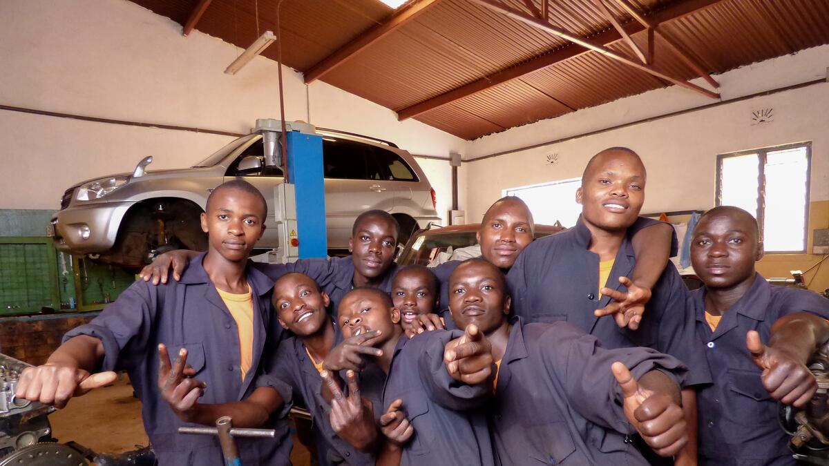 Kenianische Automechaniker in der Ausbildung