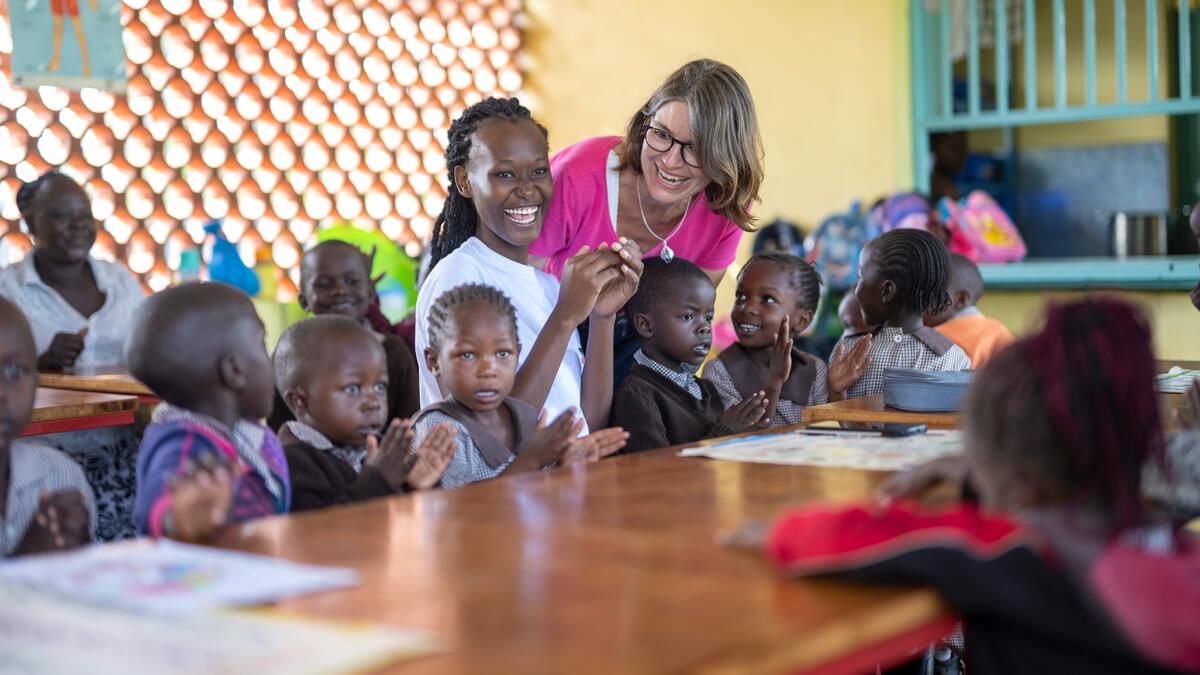 Con cooperanti come l'assistente sociale Monika Keller, Comundo facilita da decenni un accesso equo all'istruzione in Kenya. Per esempio, come qui in una classe scolastica di Kisumu.