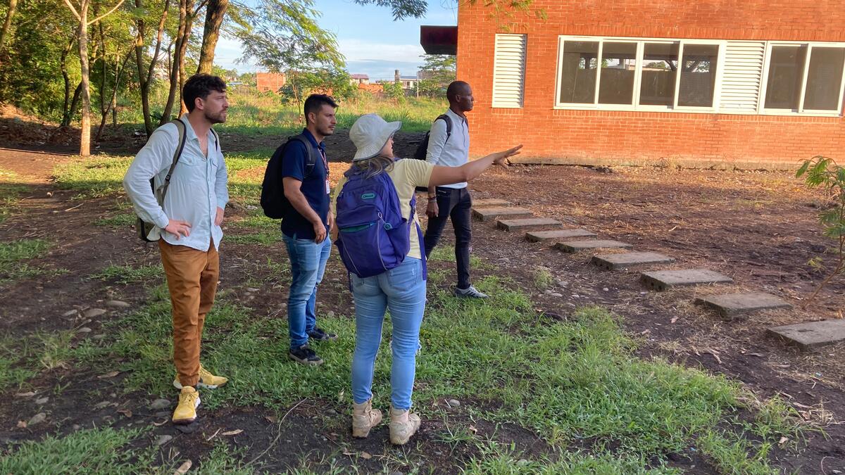 Colombie : Intervention du coopérant de Comundo Bastian Moulin.  Visite d'un projet d'éducation à l'environnement d'un établissement d'enseignement.