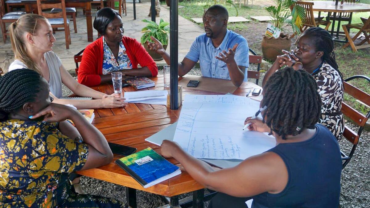 La coopératrice Comundo Julia Herrmann en échange avec des collaborateurs de notre organisation partenaire Ujima à Kisumu / Kenya