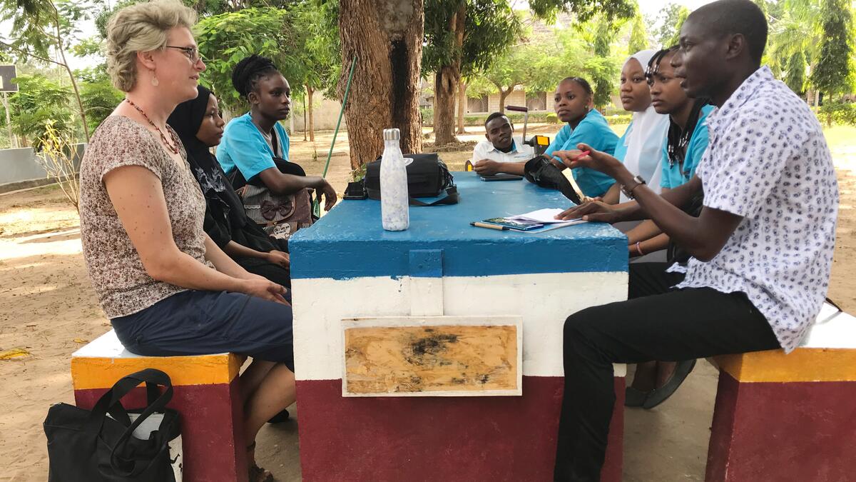 Rüttimann Simons Willemijn, coopérant Comundo, lors d'une réunion avec des étudiants au North Coast Medical Training Center au Kenya. 